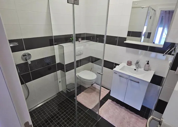 Tonka * ביוגראד נה מורו